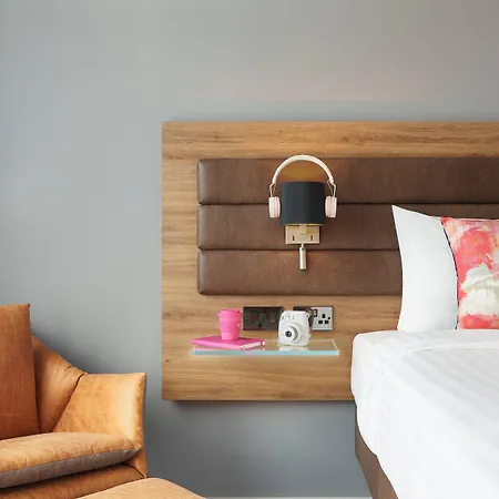 Moxy 3*